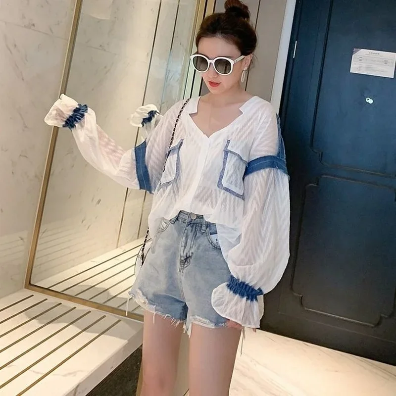 Women Japanese Loose Sweet V-Neck Lace Denim Patchwork Tops 2024 New Spring Ladies Harajuku Long Flare Sleeve Chiffon T-shirts
Women Japanese Loose Sweet V-Neck Lace Denim Patchwork Tops 2024 New Spring Ladies Harajuku Long Flare Sleeve Chiffon T-shirts