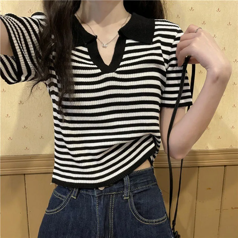 Summer Thin Knitted Stripe T-irt Women's ort Sve High Waist Crop Top Collar Spicy Girl Faionable Casual Top
Summer Thin Knitted Stripe T-irt Women's ort Sve High Waist Crop Top Collar Spicy Girl Faionable Casual Top