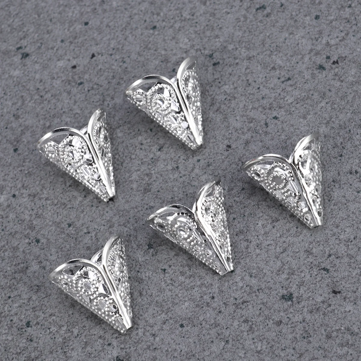 50 pcs Umbrella Flower Caps Hollow Metal Bead Cones 15 X 16Mm For Diy Jewelry Making Silver Filigree Craft Supplies Pendant
50 pcs Umbrella Flower Caps Hollow Metal Bead Cones 15 X 16Mm For Diy Jewelry Making Silver Filigree Craft Supplies Pendant