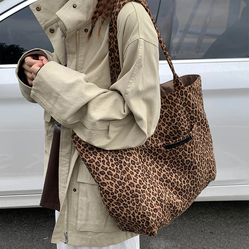 Oversized Leopard Prints Shoulder Bags Women Deformable Nylon Large Capacity Shopping Totes 2025 New Use on both sides Handbags
Oversized Leopard Prints Shoulder Bags Women Deformable Nylon Large Capacity Shopping Totes 2025 New Use on both sides Handbags