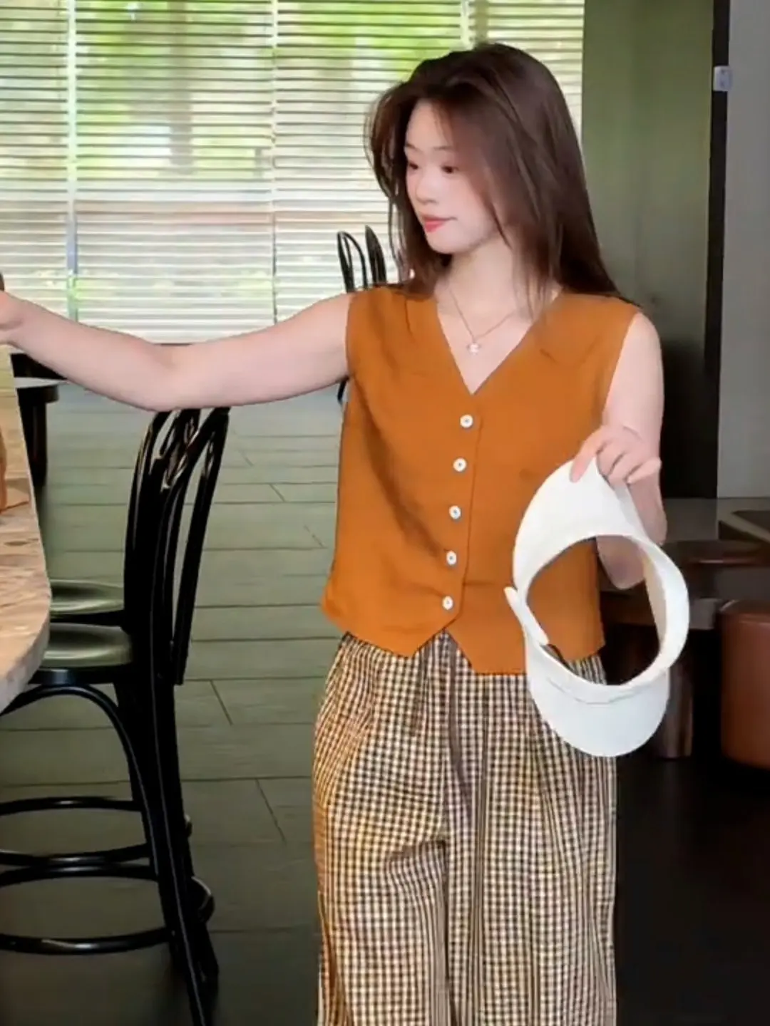 Slimming V-Neck Single-Button Sleeveless Shirt Women's Summer New Fashion Loose Short Pure Color Top French Style Loose Fit
Slimming V-Neck Single-Button Sleeveless Shirt Women's Summer New Fashion Loose Short Pure Color Top French Style Loose Fit