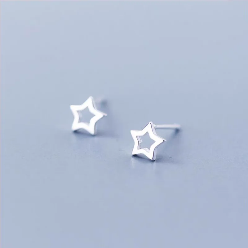 925 Silver Five Point Star Stud Earrings for Women Fashionable Simple Small Exquisite Hollow Design Niche Style Accessory
925 Silver Five Point Star Stud Earrings for Women Fashionable Simple Small Exquisite Hollow Design Niche Style Accessory
