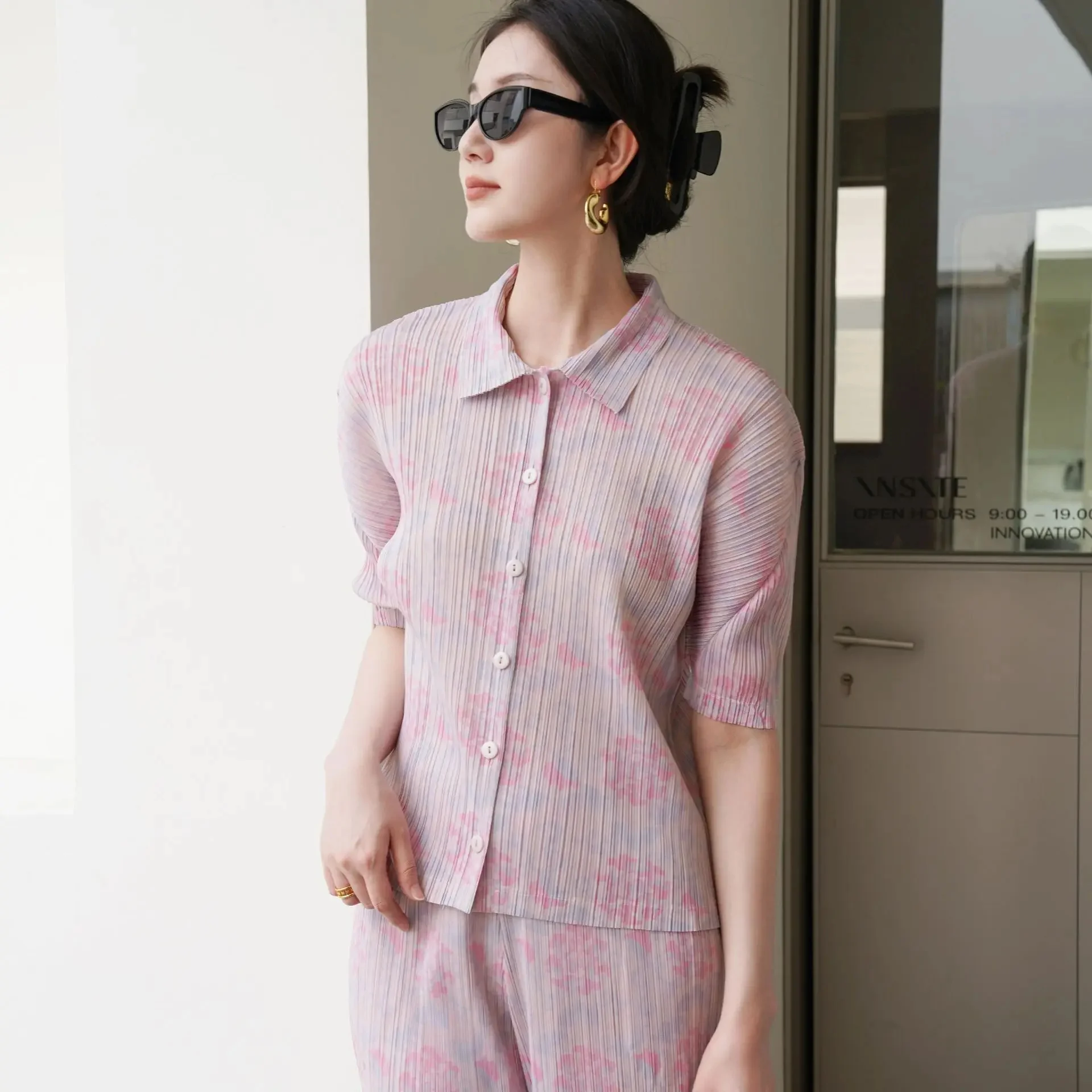 Women's blouse Miyake Pleated Fashion large size short sleeve floral print T-shirt
Women's blouse Miyake Pleated Fashion large size short sleeve floral print T-shirt