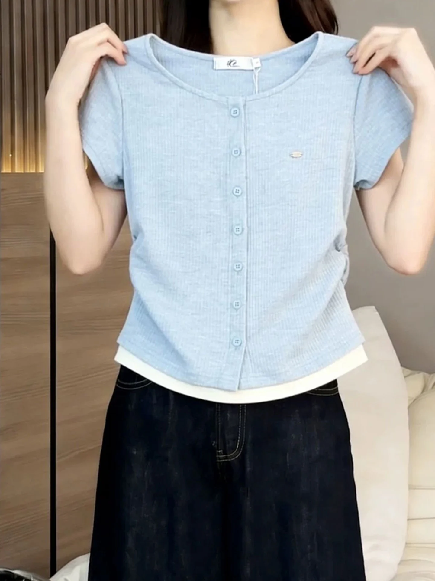 Korean Style Knitted Short Sleeve round Neck Fake Two-Piece T-Shirt Summer 2026 Elegant Small Shirt Top for Women Commute Wind
Korean Style Knitted Short Sleeve round Neck Fake Two-Piece T-Shirt Summer 2026 Elegant Small Shirt Top for Women Commute Wind