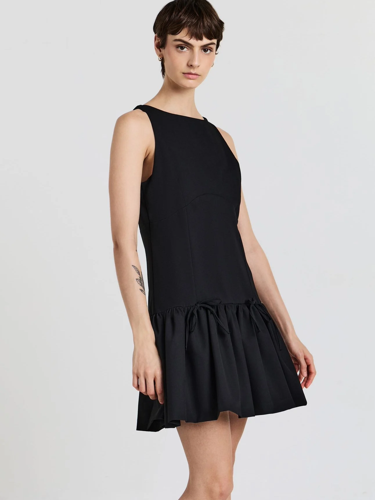 Elegant Slimming Black Dress with Bowknot Waist Tie French Style Polyester A-Line Skirt for Women Casual Spring Season
Elegant Slimming Black Dress with Bowknot Waist Tie French Style Polyester A-Line Skirt for Women Casual Spring Season