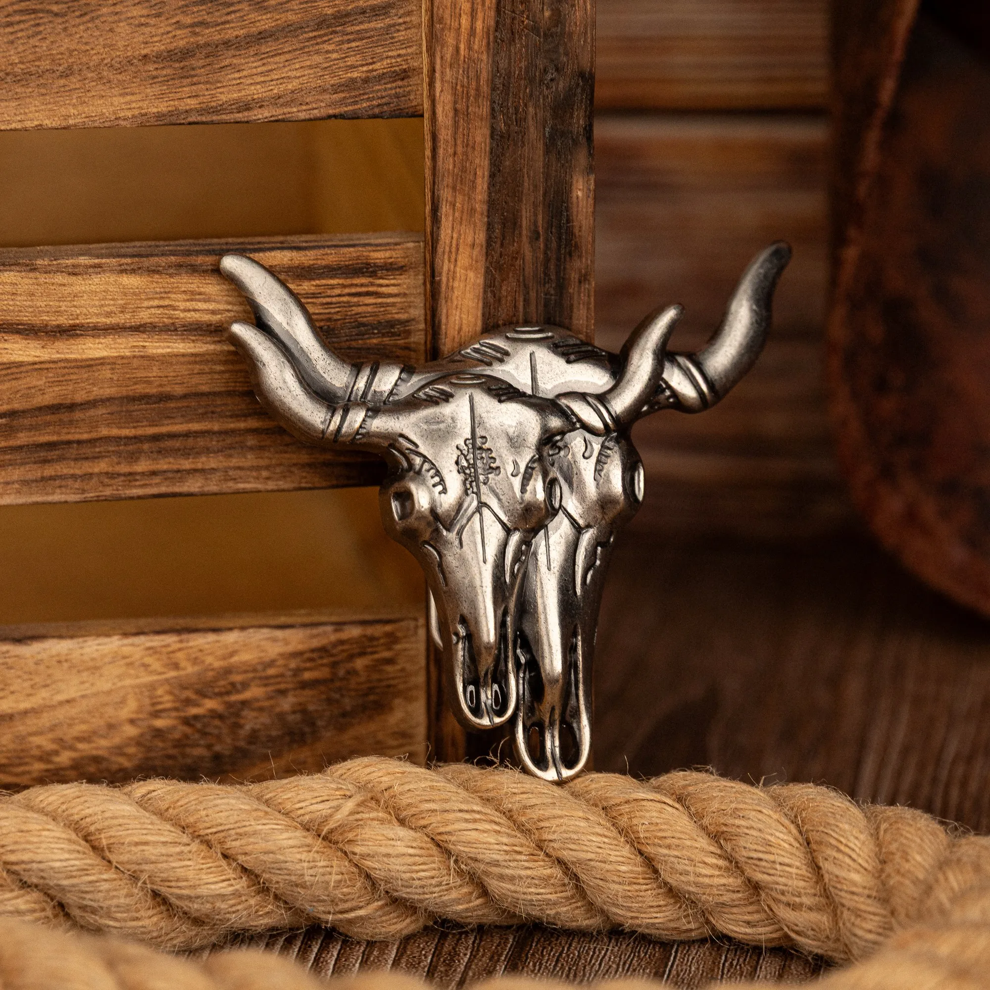 Одна овальная пряжка с двойной головкой быка, уникальная и новая пряжка для ремня для западных мужчин.
Одна овальная пряжка с двойной головкой быка, уникальная и новая пряжка для ремня для западных мужчин.