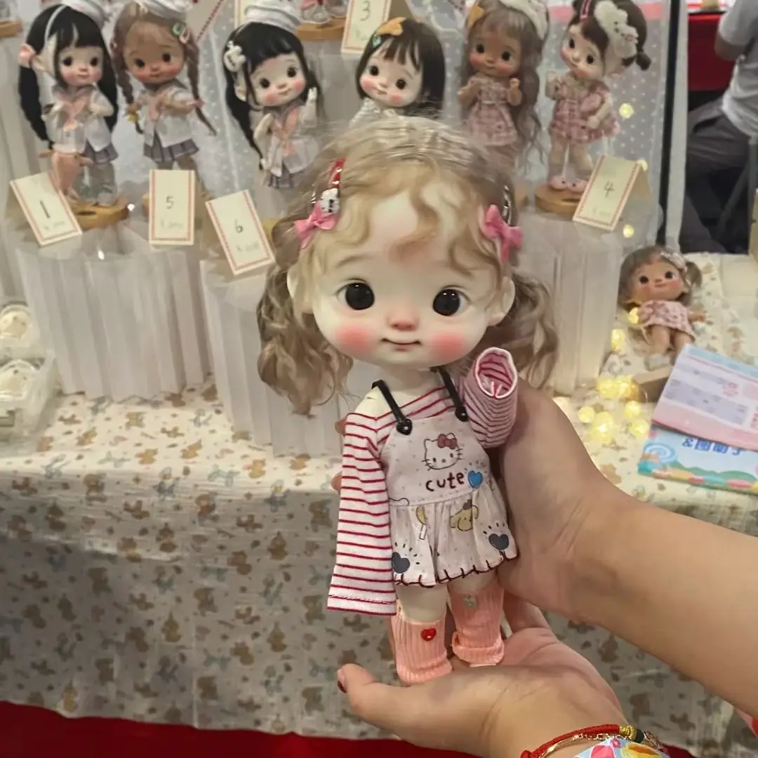2025 New sd dolls 1/6 25cm girl BJD Meng Qbaby Big head Resin Doll Fashionof premium resin spot makeup
2025 New sd dolls 1/6 25cm girl BJD Meng Qbaby Big head Resin Doll Fashionof premium resin spot makeup