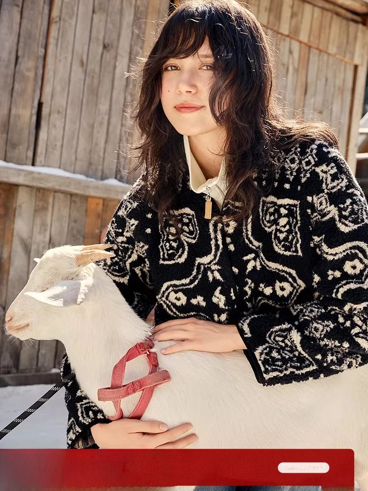 Двусторонняя женская пуховая куртка большого размера Snowscape Pastoral: теплая верхняя одежда с эксклюзивным дизайном в стиле пастораль
Двусторонняя женская пуховая куртка большого размера Snowscape Pastoral: теплая верхняя одежда с эксклюзивным дизайном в стиле пастораль