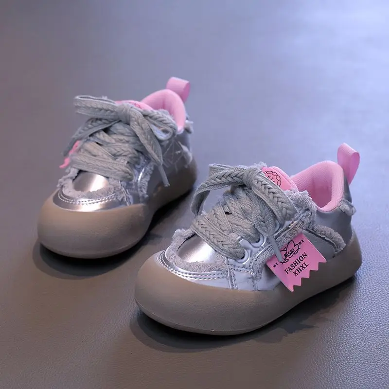 Girls Casual Sneakers 2026 Spring Autumn Kids Korean Style Lightweight Soft Sole School Versatile Running Shoes
Girls Casual Sneakers 2026 Spring Autumn Kids Korean Style Lightweight Soft Sole School Versatile Running Shoes