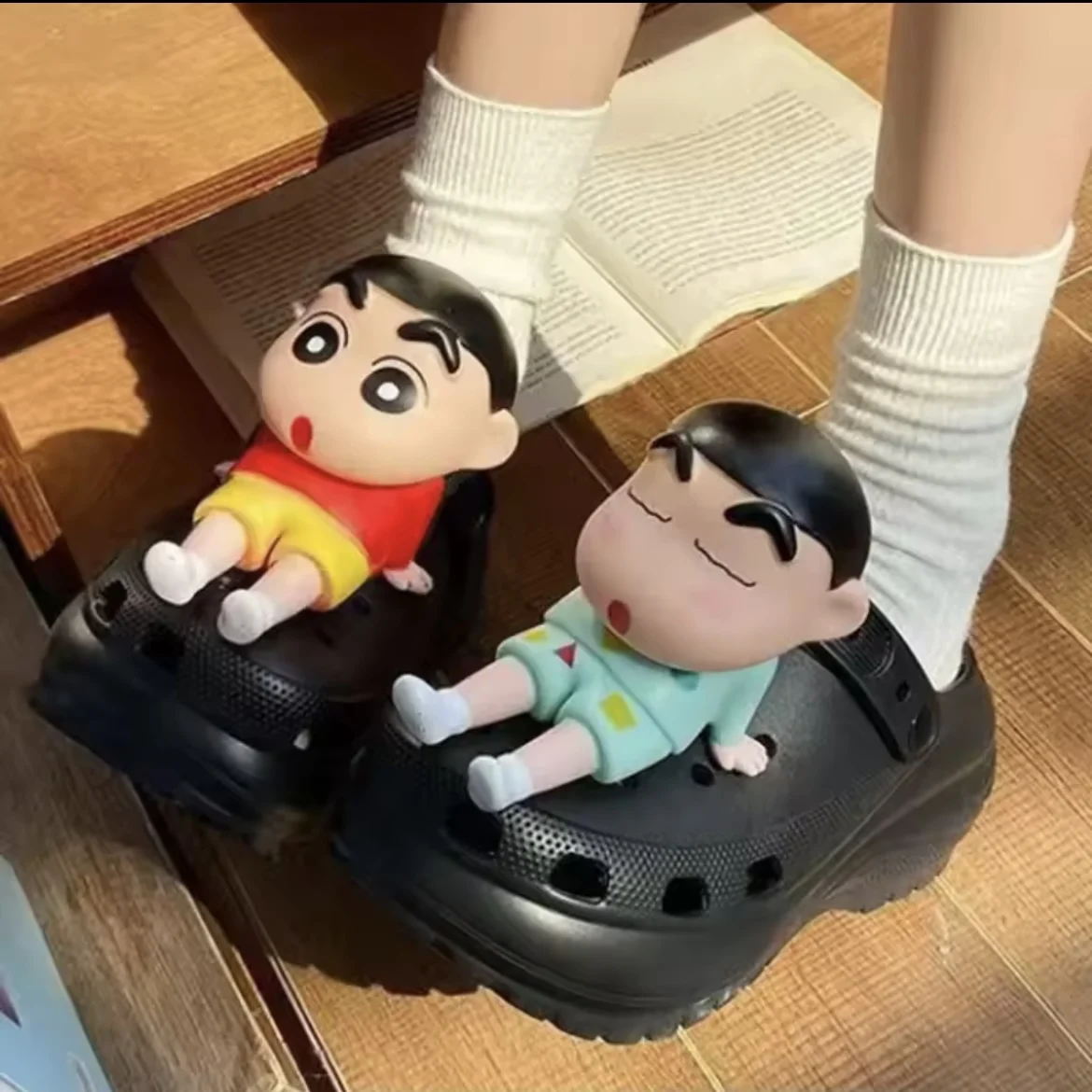Аниме Crayon Shin Chan Держатель для телефона Фигурки Kawaii Настольные украшения Аниме Серия Подвески для обуви 3D Кукла Пряжка для сабо и сандалии
Аниме Crayon Shin Chan Держатель для телефона Фигурки Kawaii Настольные украшения Аниме Серия Подвески для обуви 3D Кукла Пряжка для сабо и сандалии