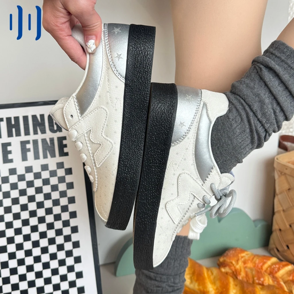 Ollieskate White Silver German Trainer Sneakers Polka Dot Gum Sole Low Top Skate Shoes Unisex Streetwear for Men Women
Ollieskate White Silver German Trainer Sneakers Polka Dot Gum Sole Low Top Skate Shoes Unisex Streetwear for Men Women