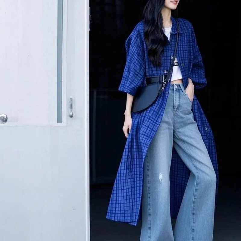 Женские летние длинные синие рубашки в клетку, новинка 2023 года, женская повседневная свободная блузка-поло с короткими рукавами, модные женские топы
Женские летние длинные синие рубашки в клетку, новинка 2023 года, женская повседневная свободная блузка-поло с короткими рукавами, модные женские топы