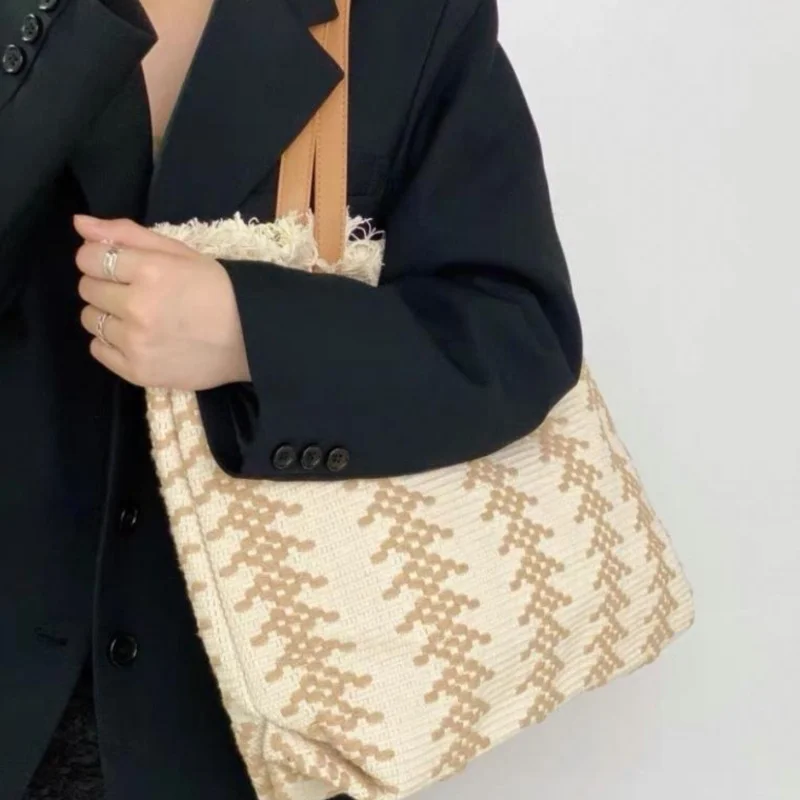 Summer Beach Bag with Fringe Detail, Lightweight Tote for Women, Large Capacity Fashion Shoulder Bag
Summer Beach Bag with Fringe Detail, Lightweight Tote for Women, Large Capacity Fashion Shoulder Bag