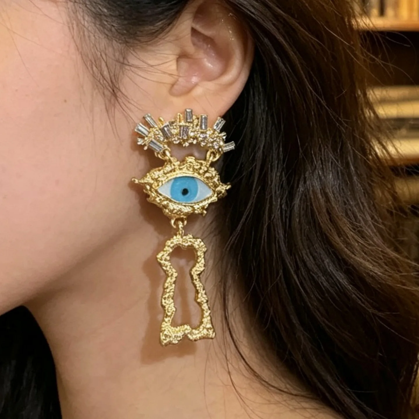 Light Luxury Retro Diamond Inlaid Big Eye Stud Earrings Court Style Hollow Metal Tassel Earrings Women Fashion Party Jewelry Gif
Light Luxury Retro Diamond Inlaid Big Eye Stud Earrings Court Style Hollow Metal Tassel Earrings Women Fashion Party Jewelry Gif