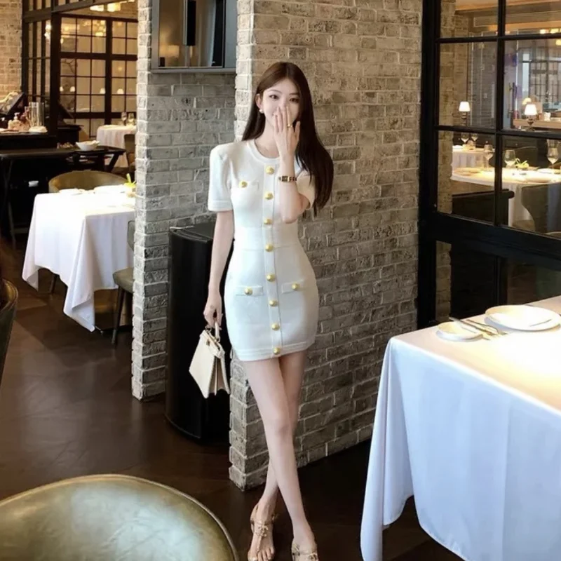 2024 Early Autumn New Style Temperament Gold Button Diamond Grid Women's Round Neck Short Sleeved Knitted Dress
2024 Early Autumn New Style Temperament Gold Button Diamond Grid Women's Round Neck Short Sleeved Knitted Dress