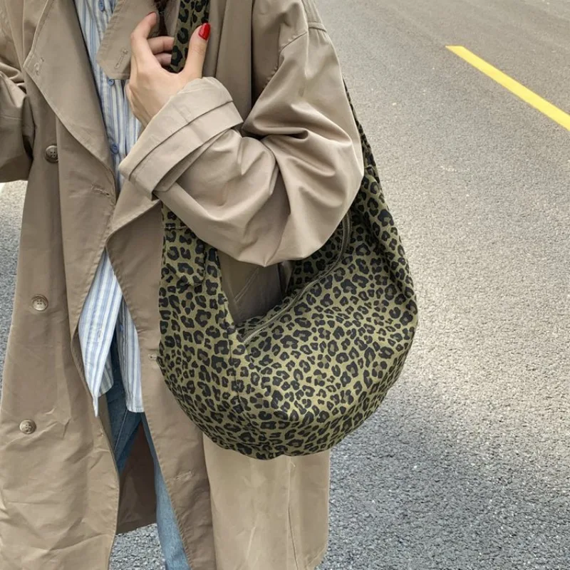 Women's Casual Style Suede Crescent Shoulder Bag, Ideal for Daily Use, School Commute, Weekend Outings & Shopping Hand Bags
Women's Casual Style Suede Crescent Shoulder Bag, Ideal for Daily Use, School Commute, Weekend Outings & Shopping Hand Bags