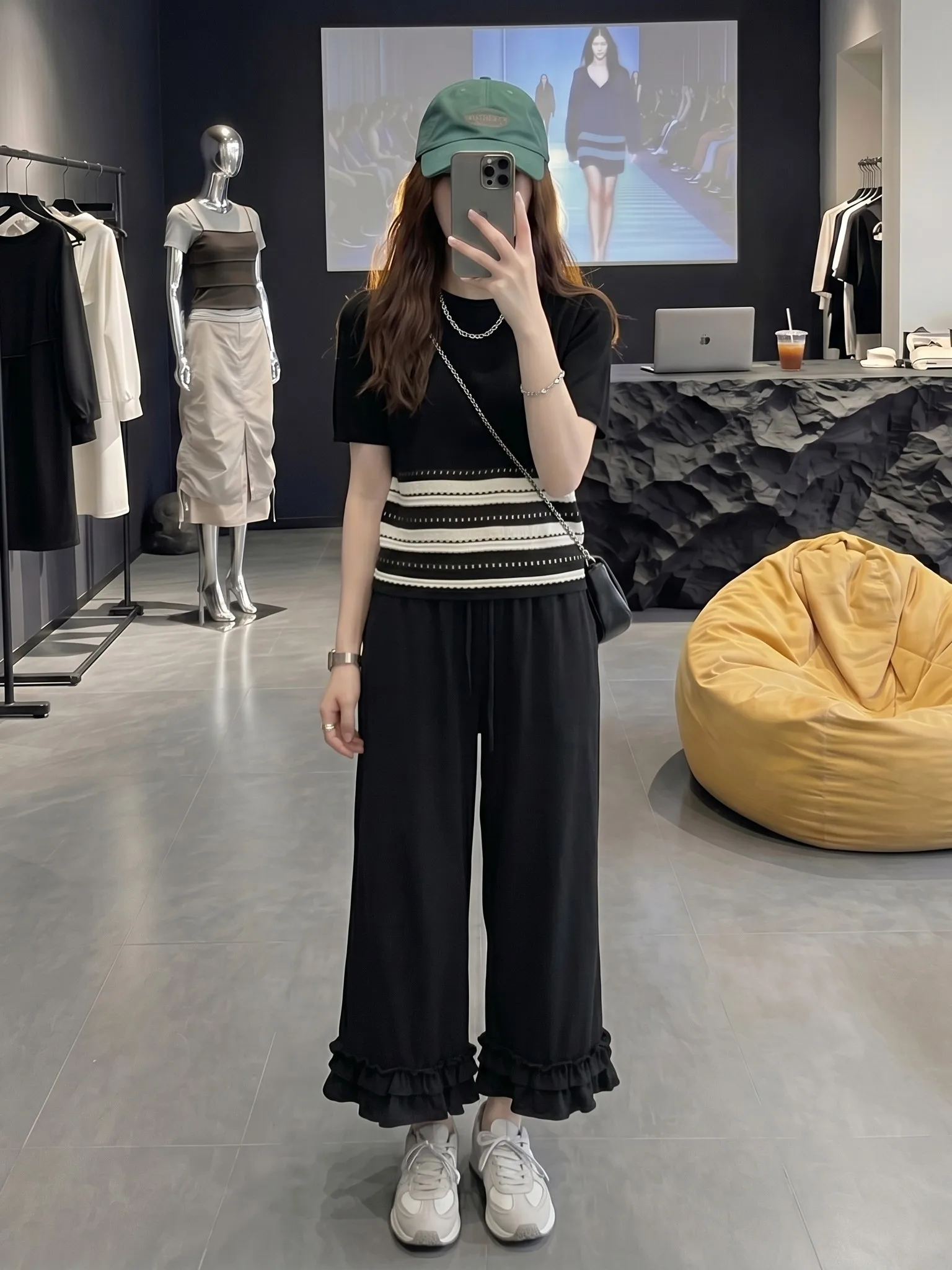 Fashionable Summer Outfit Women's Short Sleeve Casual Pants Two-Piece Set Breathable Comfortable High Waist Striped Design
Fashionable Summer Outfit Women's Short Sleeve Casual Pants Two-Piece Set Breathable Comfortable High Waist Striped Design