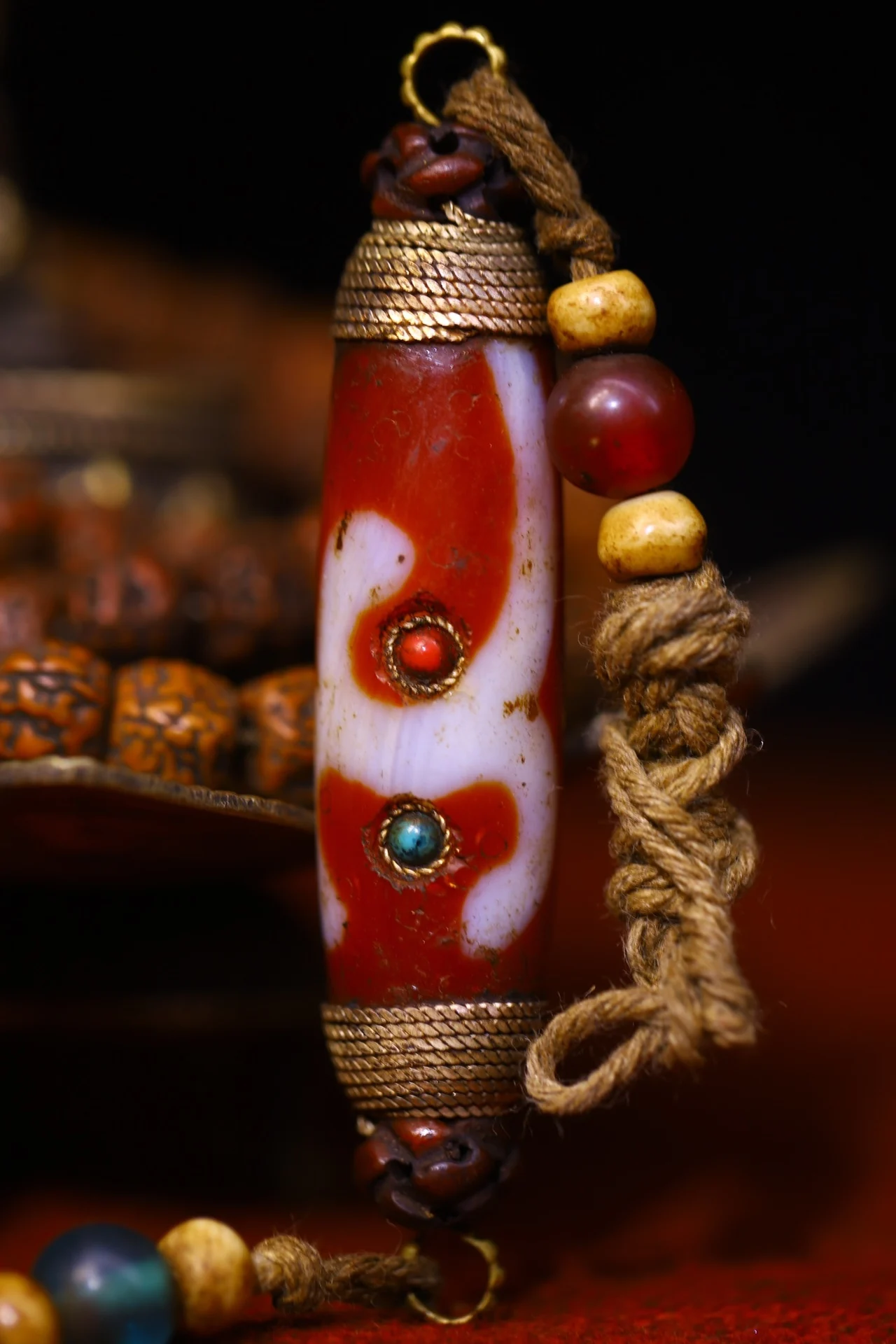 3"Tibetan Temple Collection Old Natural Agate Cinnabar Mosaic Gem Shell Six Word Proverbs gZi Bead Buddha Beads Pendant Amulet
3"Tibetan Temple Collection Old Natural Agate Cinnabar Mosaic Gem Shell Six Word Proverbs gZi Bead Buddha Beads Pendant Amulet