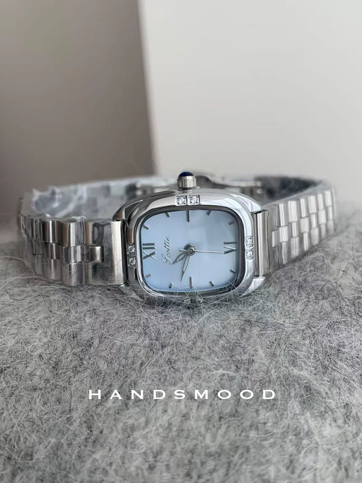 Acoolandstylish watch in a clear blue square with diamonds A versatile watch for commuting and leisure A birthday gift for women 
Acoolandstylish watch in a clear blue square with diamonds A versatile watch for commuting and leisure A birthday gift for women