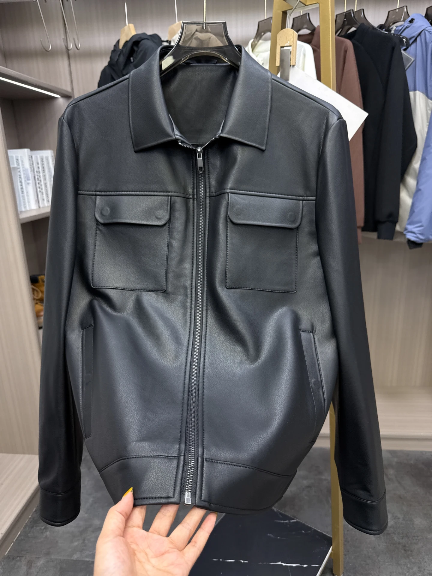 Мужская куртка из мягкой искусственной кожи, осенняя новинка, повседневная, модная, с воротником-стойкой, ветрозащитная, теплая, длинная, на молнии, цветная
Мужская куртка из мягкой искусственной кожи, осенняя новинка, повседневная, модная, с воротником-стойкой, ветрозащитная, теплая, длинная, на молнии, цветная