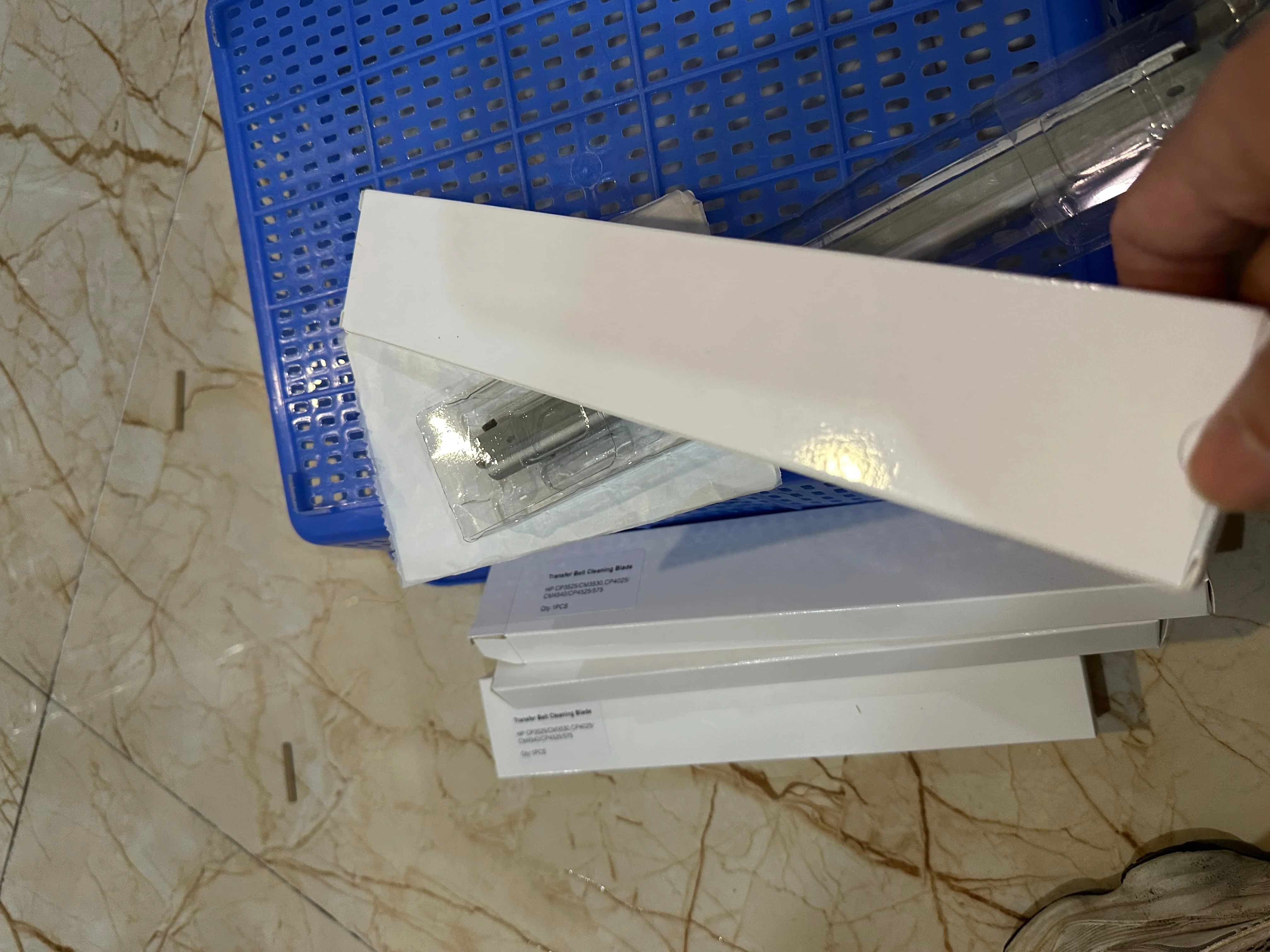 1X CC468-67907 Transfer Belt Cleaning Blade for HP CM3530 CP3520 CP3525 500 Color M551 M570 M575 CM4540 CP4025 CP4525 M651 M680
1X CC468-67907 Transfer Belt Cleaning Blade for HP CM3530 CP3520 CP3525 500 Color M551 M570 M575 CM4540 CP4025 CP4525 M651 M680