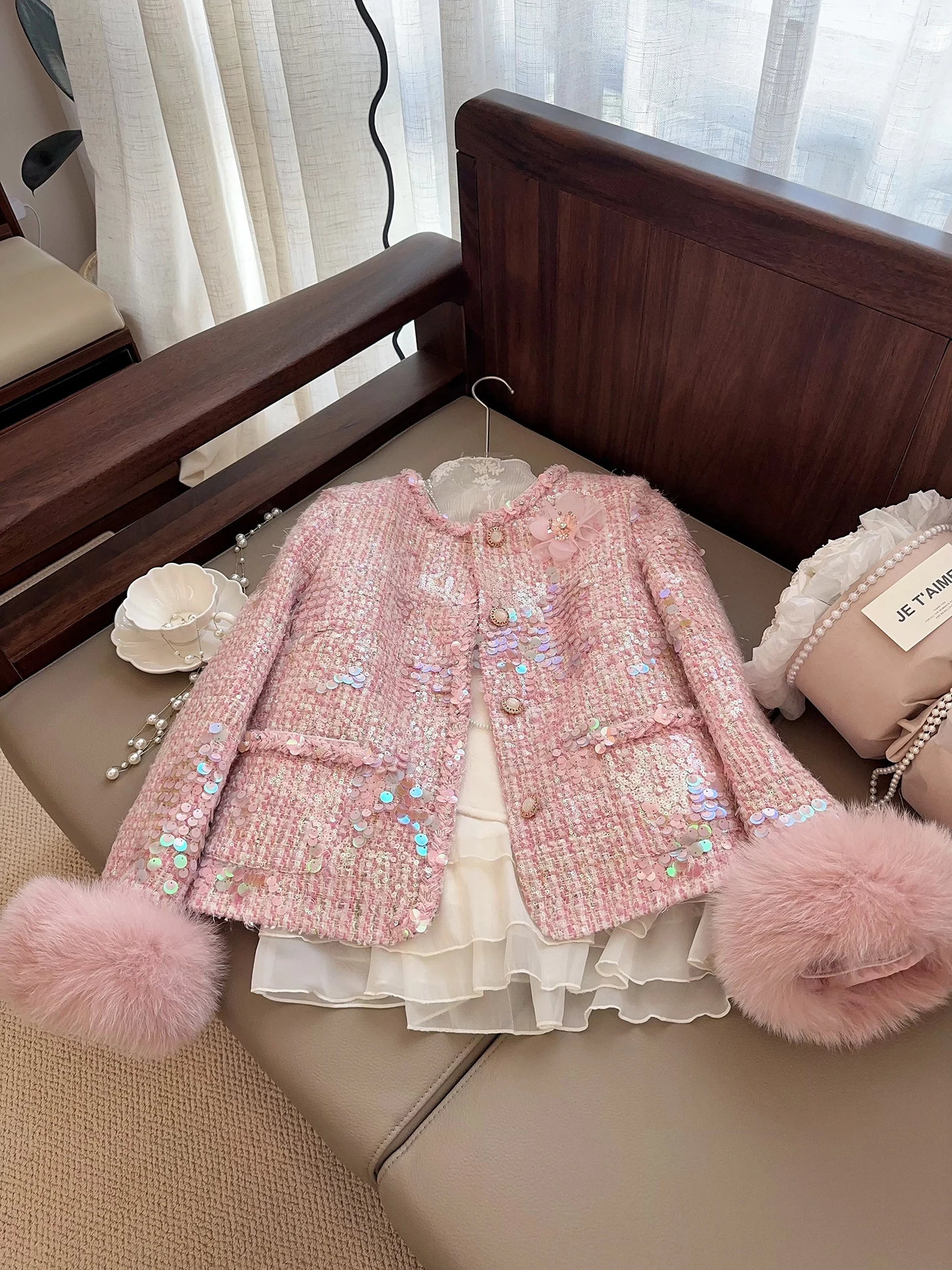 Mingmeihui Winter Coat round Neck Single Button Fur Cuff White Duck down Jacket Sweet Style Regular Fit Bright Sequins
Mingmeihui Winter Coat round Neck Single Button Fur Cuff White Duck down Jacket Sweet Style Regular Fit Bright Sequins