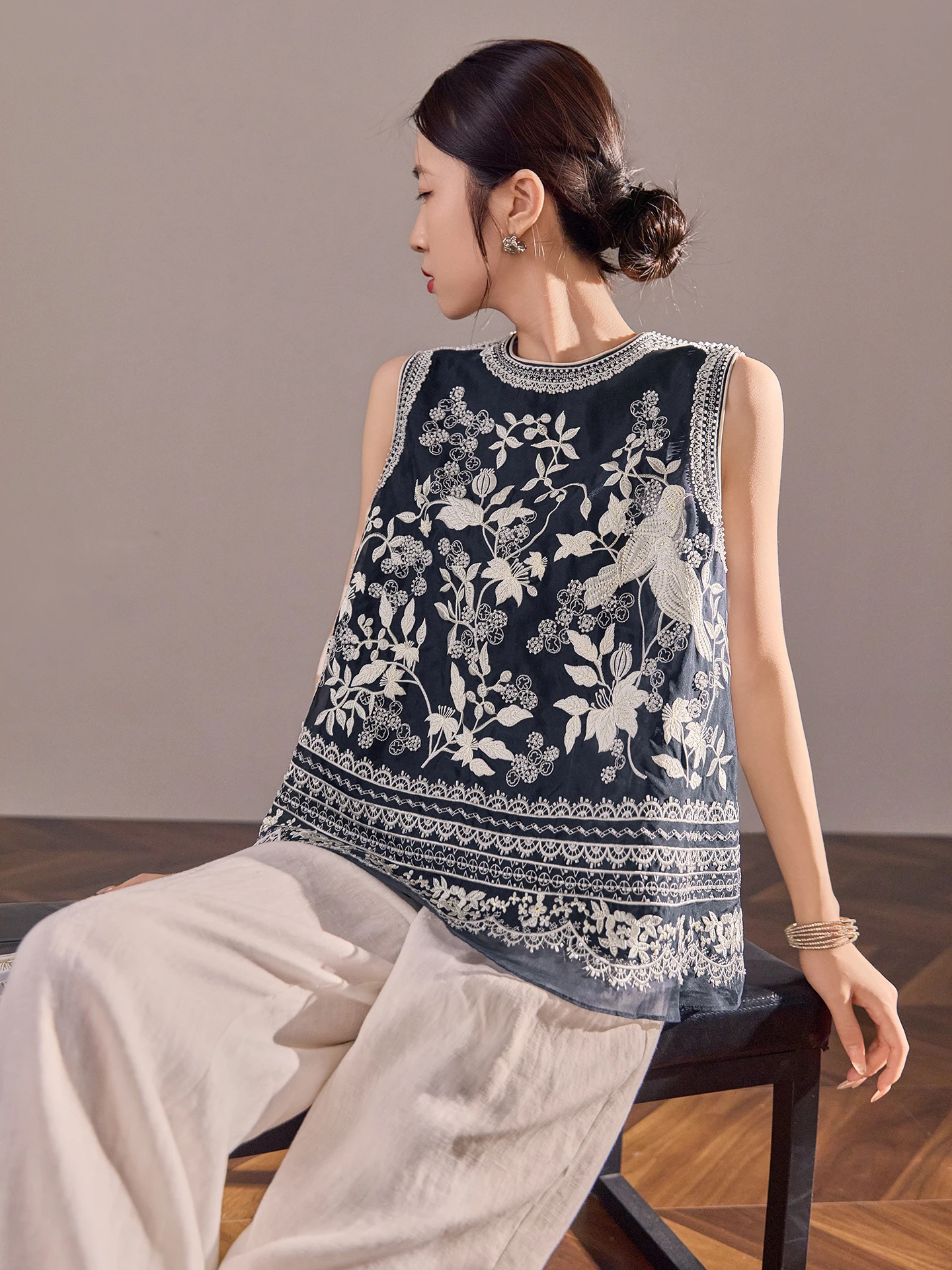 New Chinese Style Summer Heavy Embroidery Silk Vest round Neck Sleeveless New Design Fashionable Women's Tank Top N6013
New Chinese Style Summer Heavy Embroidery Silk Vest round Neck Sleeveless New Design Fashionable Women's Tank Top N6013