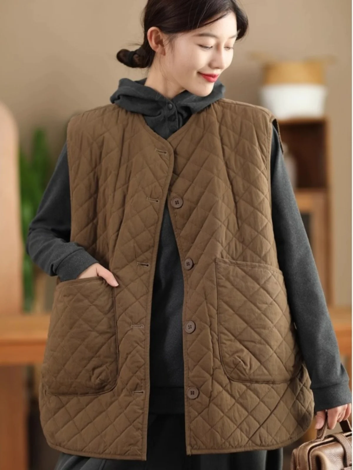 Хлопковый жилет в стиле ретро с бриллиантами, свободный женский осенне-зимний универсальный модный топ с подплечниками, хлопковый топ-джат
Хлопковый жилет в стиле ретро с бриллиантами, свободный женский осенне-зимний универсальный модный топ с подплечниками, хлопковый топ-джат