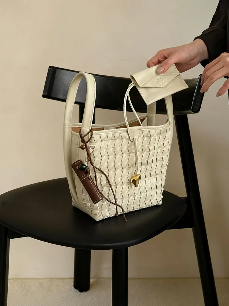 Handcrafted Wicker Bucket Bag Women's Style 2026 New Summer Handbag Soft PU Leather Single Shoulder Bag Commuter Purse
Handcrafted Wicker Bucket Bag Women's Style 2026 New Summer Handbag Soft PU Leather Single Shoulder Bag Commuter Purse