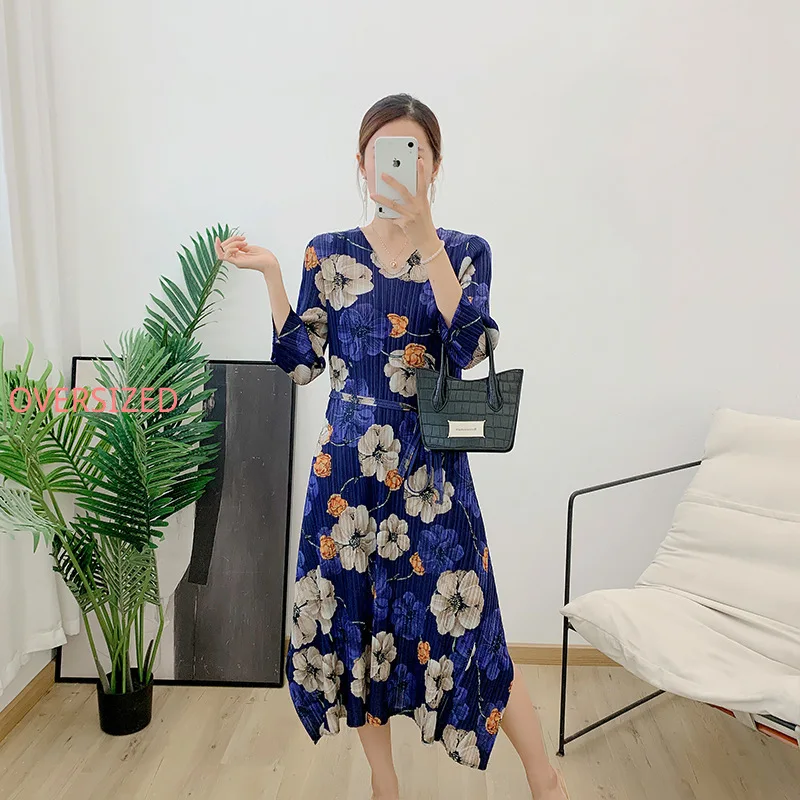Miyake Pleated V-neck Dress, Loose, Large Size, Slim Belt, Autumn, New Temperament, PLEATS
Miyake Pleated V-neck Dress, Loose, Large Size, Slim Belt, Autumn, New Temperament, PLEATS