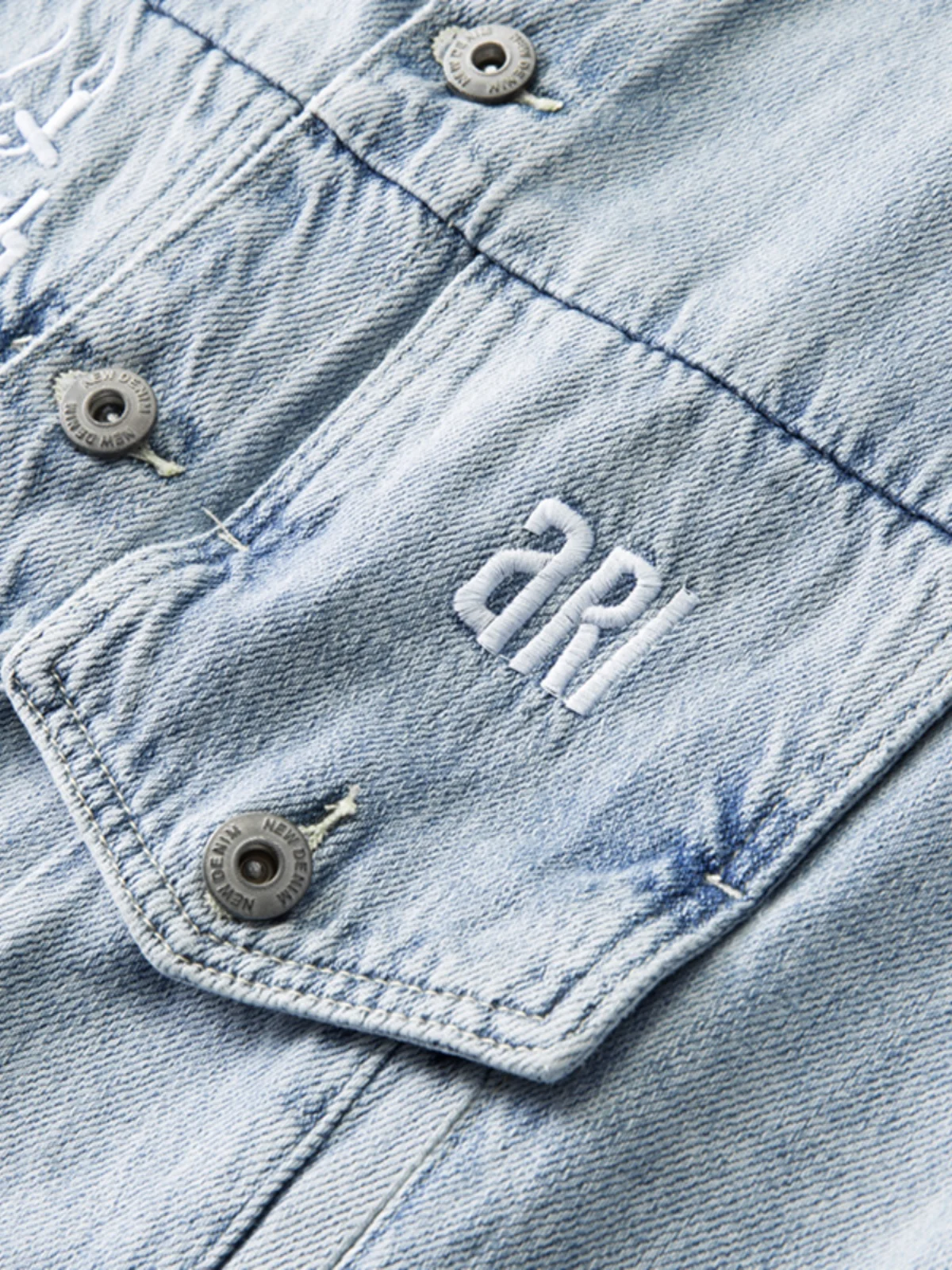 Retro Embroidered Denim Vest Men's Spring Autumn Outerwear Svel oulder Pad Vest Trendy Brand Turn-down Collar Jaet Top
Retro Embroidered Denim Vest Men's Spring Autumn Outerwear Svel oulder Pad Vest Trendy Brand Turn-down Collar Jaet Top