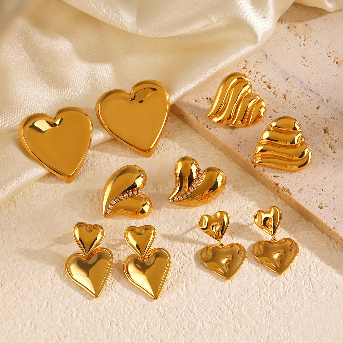 European American Fashion Trend Stainless Steel Heart-shaped French Retro Light Luxury Heart-shaped Titanium Earrings for Women
European American Fashion Trend Stainless Steel Heart-shaped French Retro Light Luxury Heart-shaped Titanium Earrings for Women
