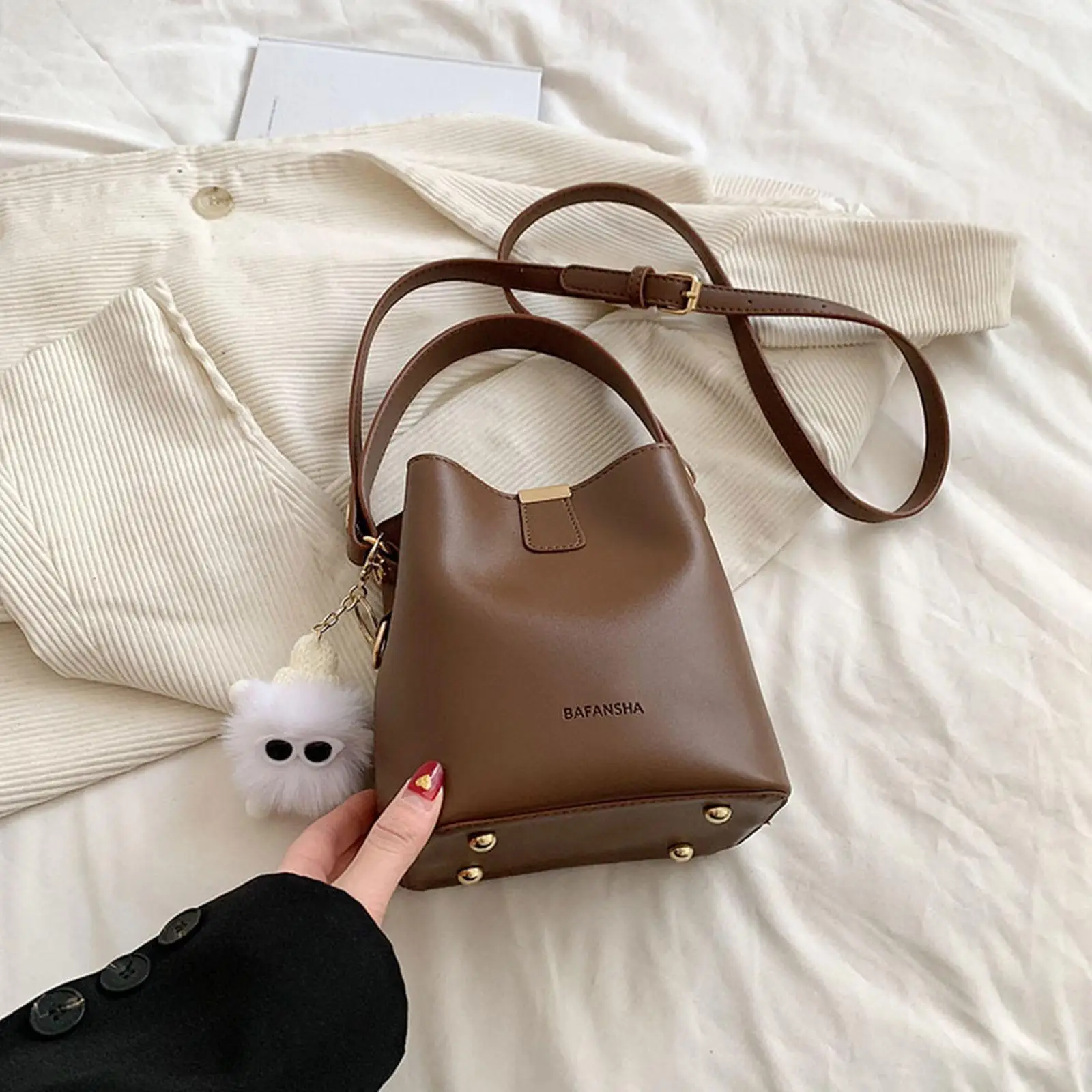 Women's Leather Bucket Bag Stylish Large Capacity Shoulder Purse Hobo Bag Crossbody Bag for Work Outdoor Vacation Commuting
Women's Leather Bucket Bag Stylish Large Capacity Shoulder Purse Hobo Bag Crossbody Bag for Work Outdoor Vacation Commuting