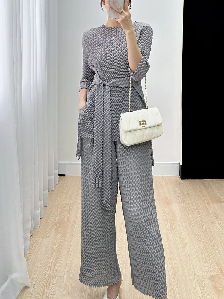 Miyake Suit Women's 2025 Summer New Loose and Slim Solid Color Slit Round Neck Tie High-end Pleated Two-piece Set
Miyake Suit Women's 2025 Summer New Loose and Slim Solid Color Slit Round Neck Tie High-end Pleated Two-piece Set