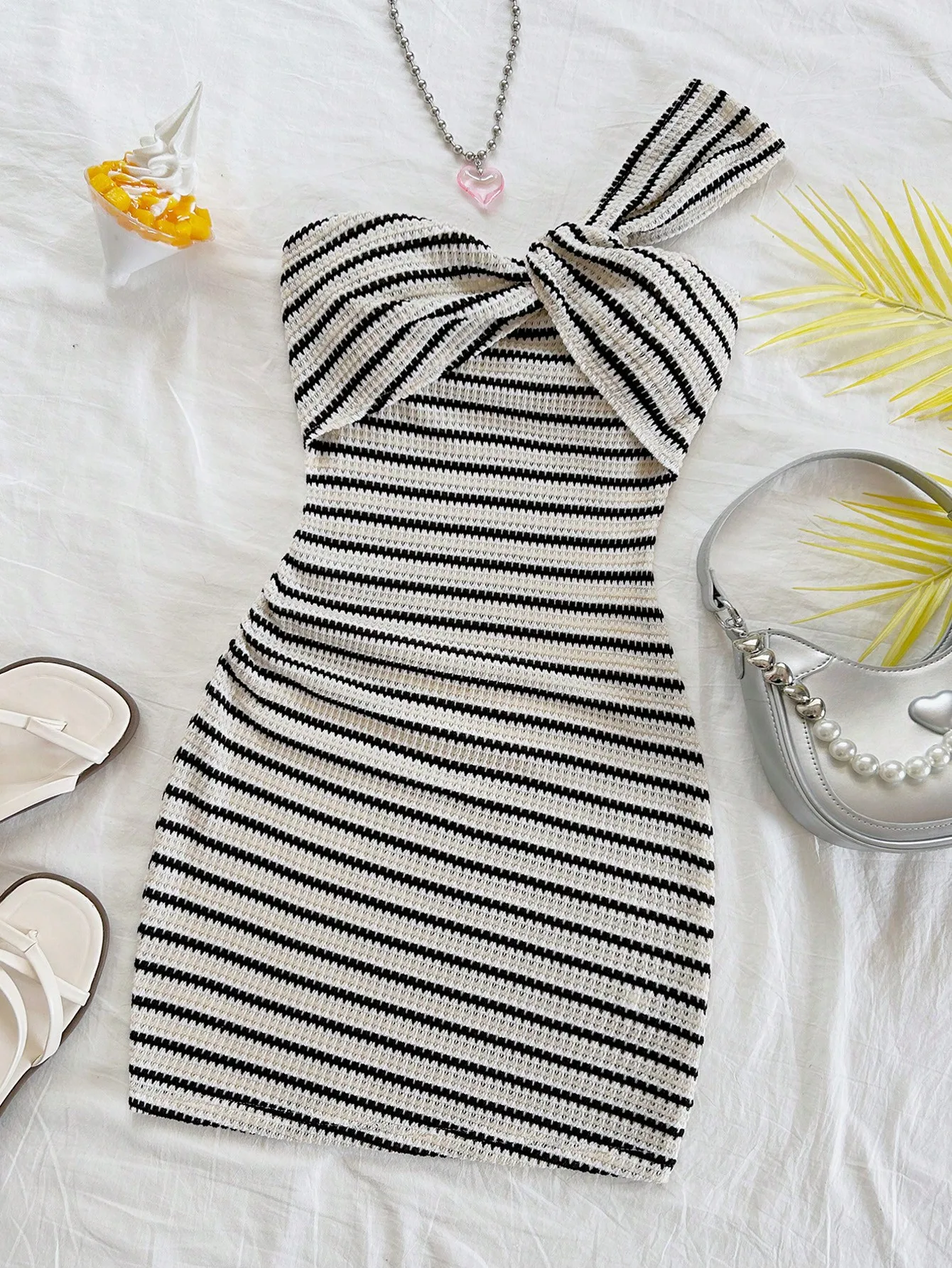 Черно-белое вязаное мини-платье в полоску на одно плечо с бантом
Черно-белое вязаное мини-платье в полоску на одно плечо с бантом