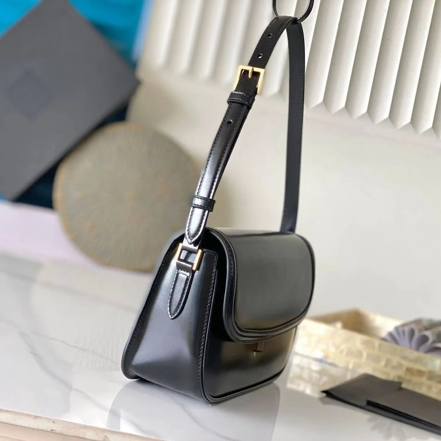 Minimalist patent leather underarm bag with a smooth, shiny cowhide surface and finely stitched edges all around.
Minimalist patent leather underarm bag with a smooth, shiny cowhide surface and finely stitched edges all around.