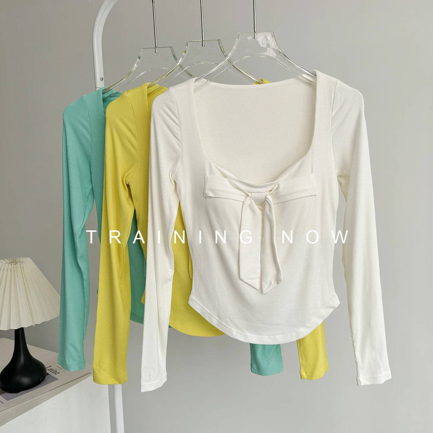 Yoga clothes with chest pads long-sleeved women's autumn slimming sports training tops high-looking fitness morning running
Yoga clothes with chest pads long-sleeved women's autumn slimming sports training tops high-looking fitness morning running