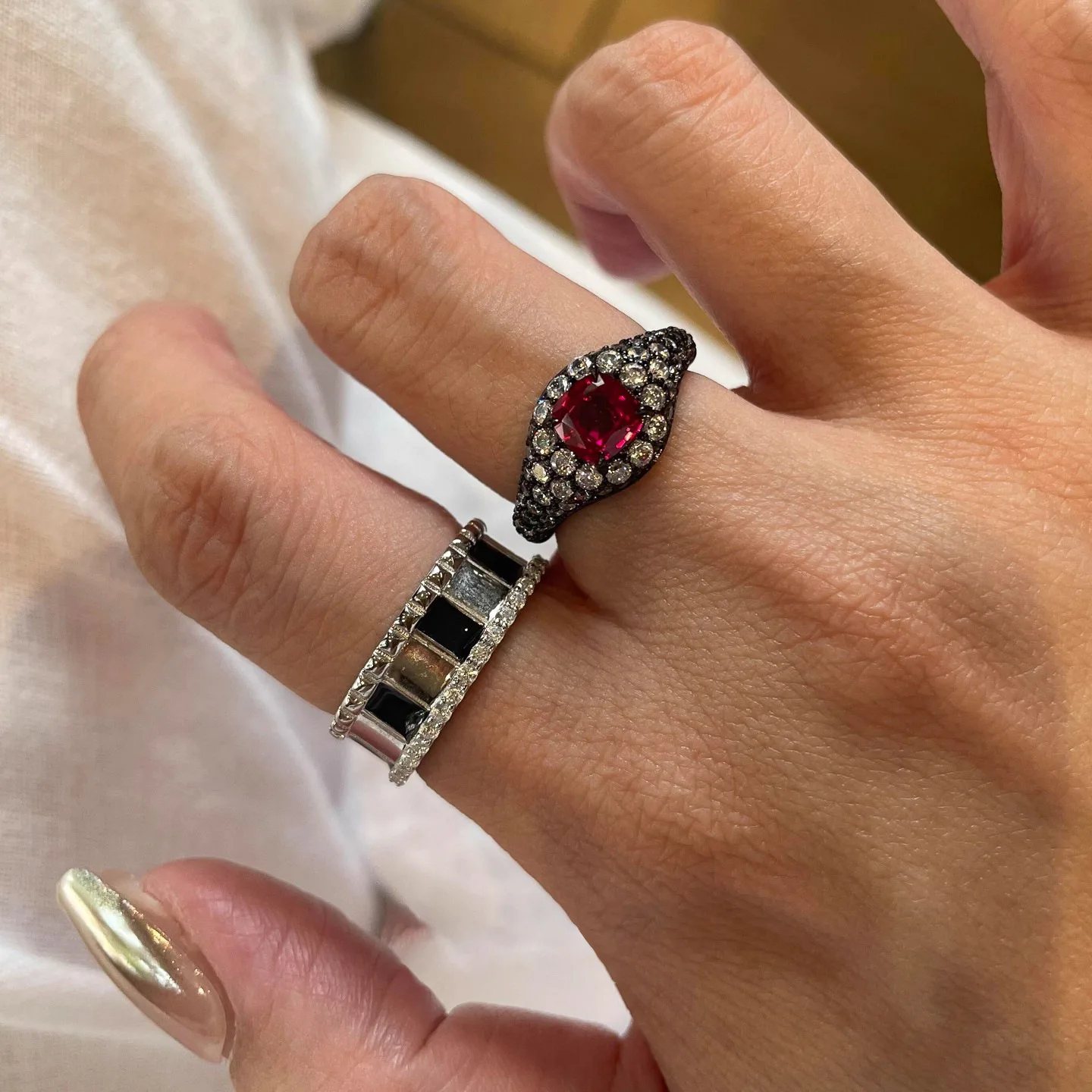 Retro diamond inlay ruby circular rings for women high-end light luxury fashion black and red ring couple style banquet jewelry
Retro diamond inlay ruby circular rings for women high-end light luxury fashion black and red ring couple style banquet jewelry