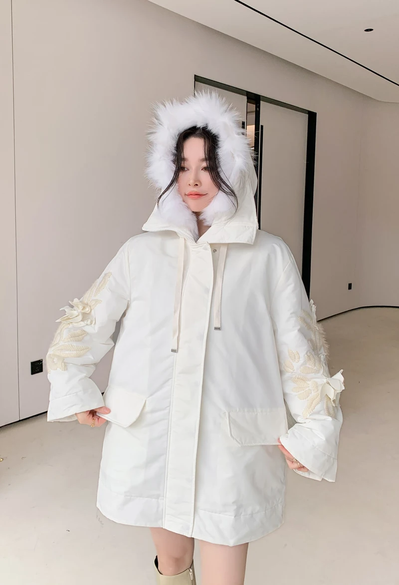 High Quality 2025 Winter Thick Warm Khaki Parka Coat Fashion Hooded Patchwork Fox Fur Embroidered White Jacket
High Quality 2025 Winter Thick Warm Khaki Parka Coat Fashion Hooded Patchwork Fox Fur Embroidered White Jacket