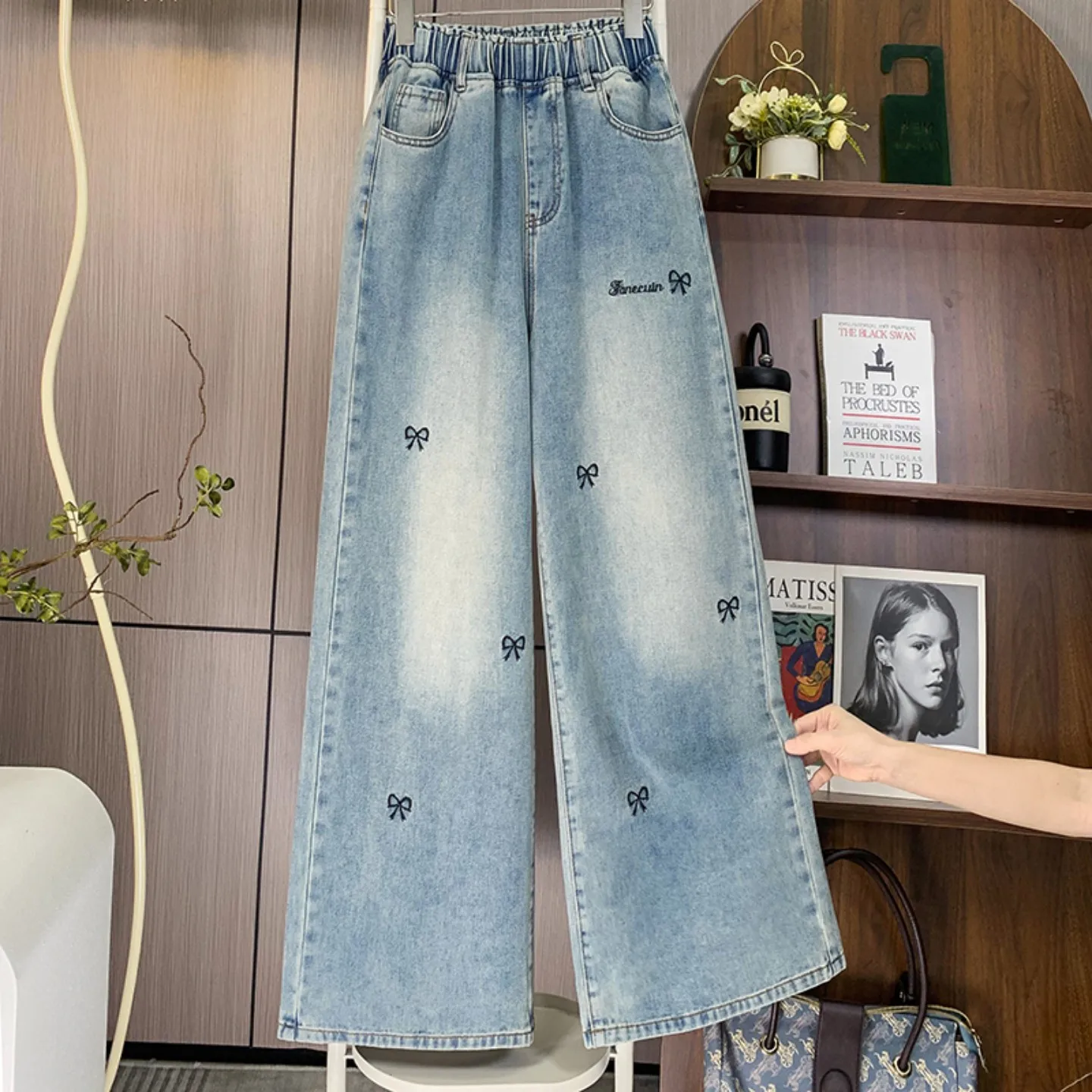 New Blue Jeans For Women High Elastic Waist Bow Embroidered High Street Wide Leg Loose Denim Trousers Versatile Baggy Pants
New Blue Jeans For Women High Elastic Waist Bow Embroidered High Street Wide Leg Loose Denim Trousers Versatile Baggy Pants