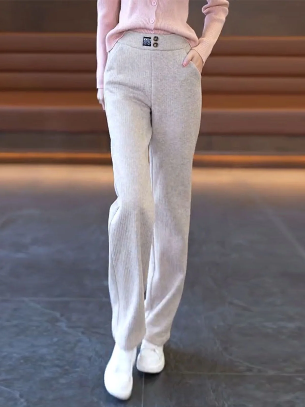 Облегающие повседневные широкие брюки на подкладке Fce, осенне-зимние женские модные брюки прямого кроя с высокой талией
Облегающие повседневные широкие брюки на подкладке Fce, осенне-зимние женские модные брюки прямого кроя с высокой талией