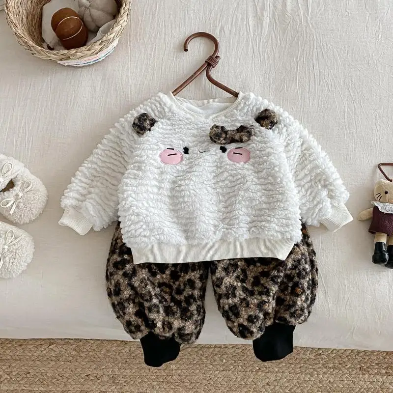 2025 Winter New Baby Plus Velvet Thick Clothes Set Boys Girls Cute Cartoon Fleece Sweatshirt + Leopard Print Pants 2pcs Suit
2025 Winter New Baby Plus Velvet Thick Clothes Set Boys Girls Cute Cartoon Fleece Sweatshirt + Leopard Print Pants 2pcs Suit