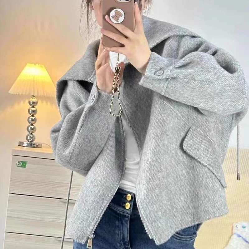 2024 Winter New Fashionable Simple Retro Versatile Woolen Coat for Women Unique Niche High-end Coat Suitable for Small Women
2024 Winter New Fashionable Simple Retro Versatile Woolen Coat for Women Unique Niche High-end Coat Suitable for Small Women