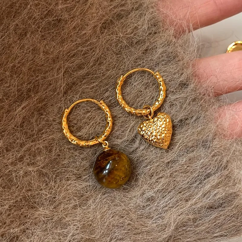 2025 New Asymmetric Tiger Eye Stone Love Heart Fashionable High End Metal Women Earrings Suitable for Birthday Parties
2025 New Asymmetric Tiger Eye Stone Love Heart Fashionable High End Metal Women Earrings Suitable for Birthday Parties
