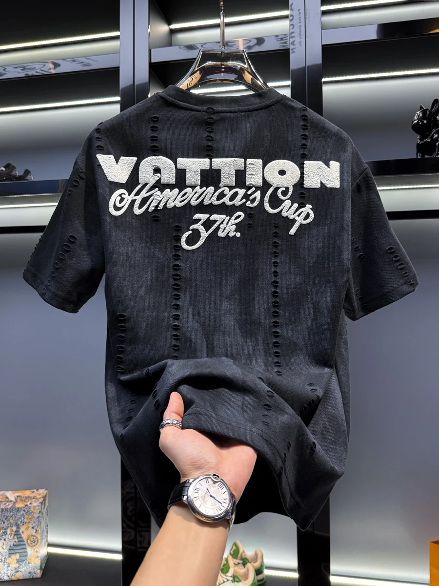 Мужская футболка с круглым вырезом и модным дизайном с отверстиями, свободного кроя, летняя, дышащая, из смесового хлопка и полиэстера, современный стиль
Мужская футболка с круглым вырезом и модным дизайном с отверстиями, свободного кроя, летняя, дышащая, из смесового хлопка и полиэстера, современный стиль