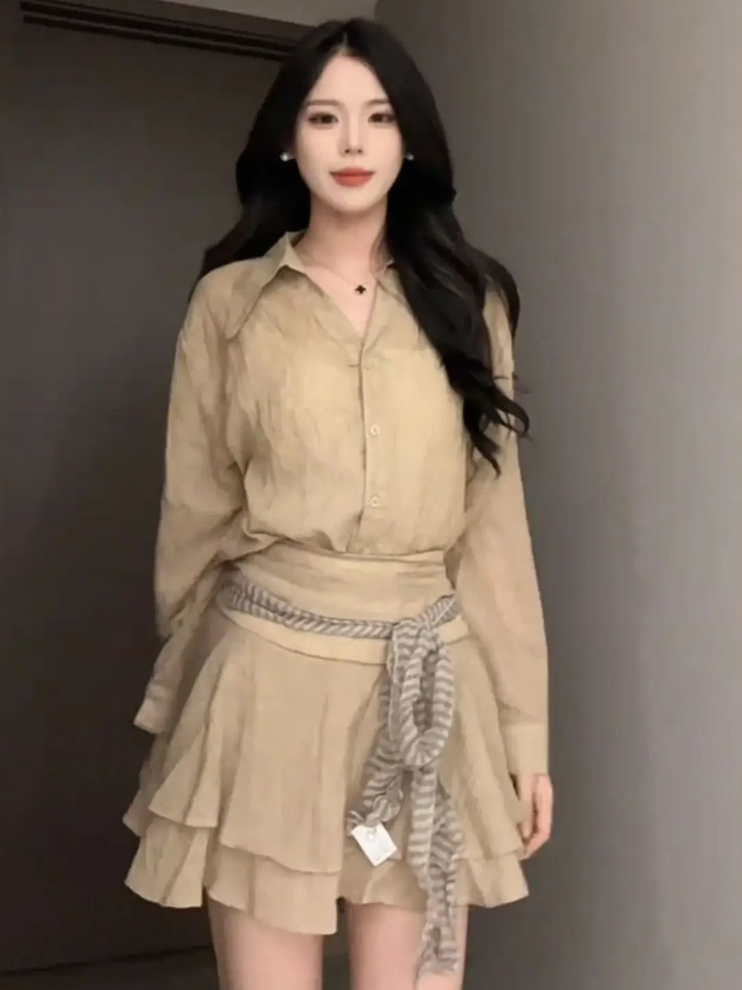 Fashionable V-Neck Long Sleeve Shirt And High Waist A-Line Skirt Women's Spring 2026 Korean Style Two-Piece Set Commute Style
Fashionable V-Neck Long Sleeve Shirt And High Waist A-Line Skirt Women's Spring 2026 Korean Style Two-Piece Set Commute Style