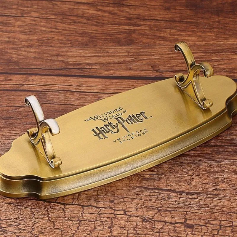Подставка для волшебной палочки Гарри Поттера, ретро-дизайн, металлическая, для демонстрации, аксессуар по мотивам фильма, ручная работа, настольное украшение, подарок для фанатов
Подставка для волшебной палочки Гарри Поттера, ретро-дизайн, металлическая, для демонстрации, аксессуар по мотивам фильма, ручная работа, настольное украшение, подарок для фанатов