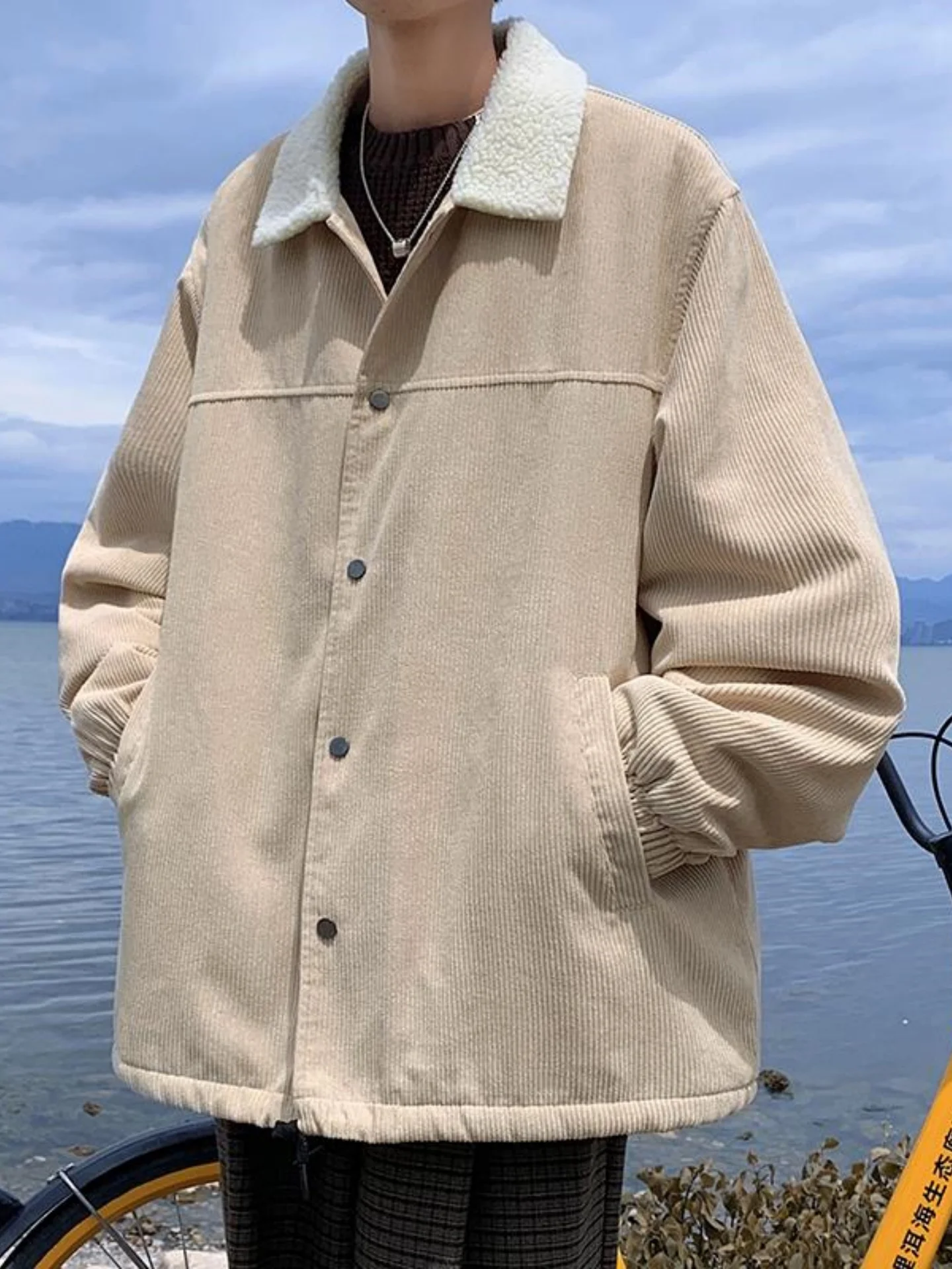 Thiened Corduroy Lamb Fur Jaet Men's Winter Coat Warm Turn-down Collar Cotton Clothes for Teenagers Faionable Long Sve
Thiened Corduroy Lamb Fur Jaet Men's Winter Coat Warm Turn-down Collar Cotton Clothes for Teenagers Faionable Long Sve