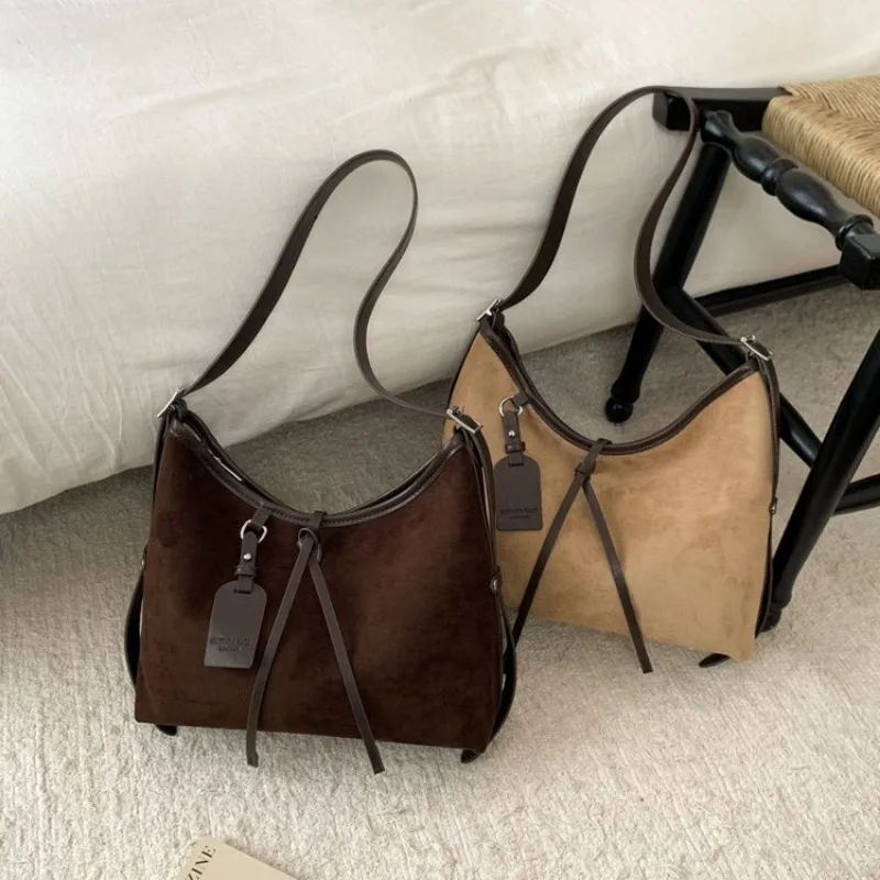 Unique Casual Underarm Bag One Shoulder Exquisite Vintage Fashionable Chic Versatile Daily Use Practical
Unique Casual Underarm Bag One Shoulder Exquisite Vintage Fashionable Chic Versatile Daily Use Practical