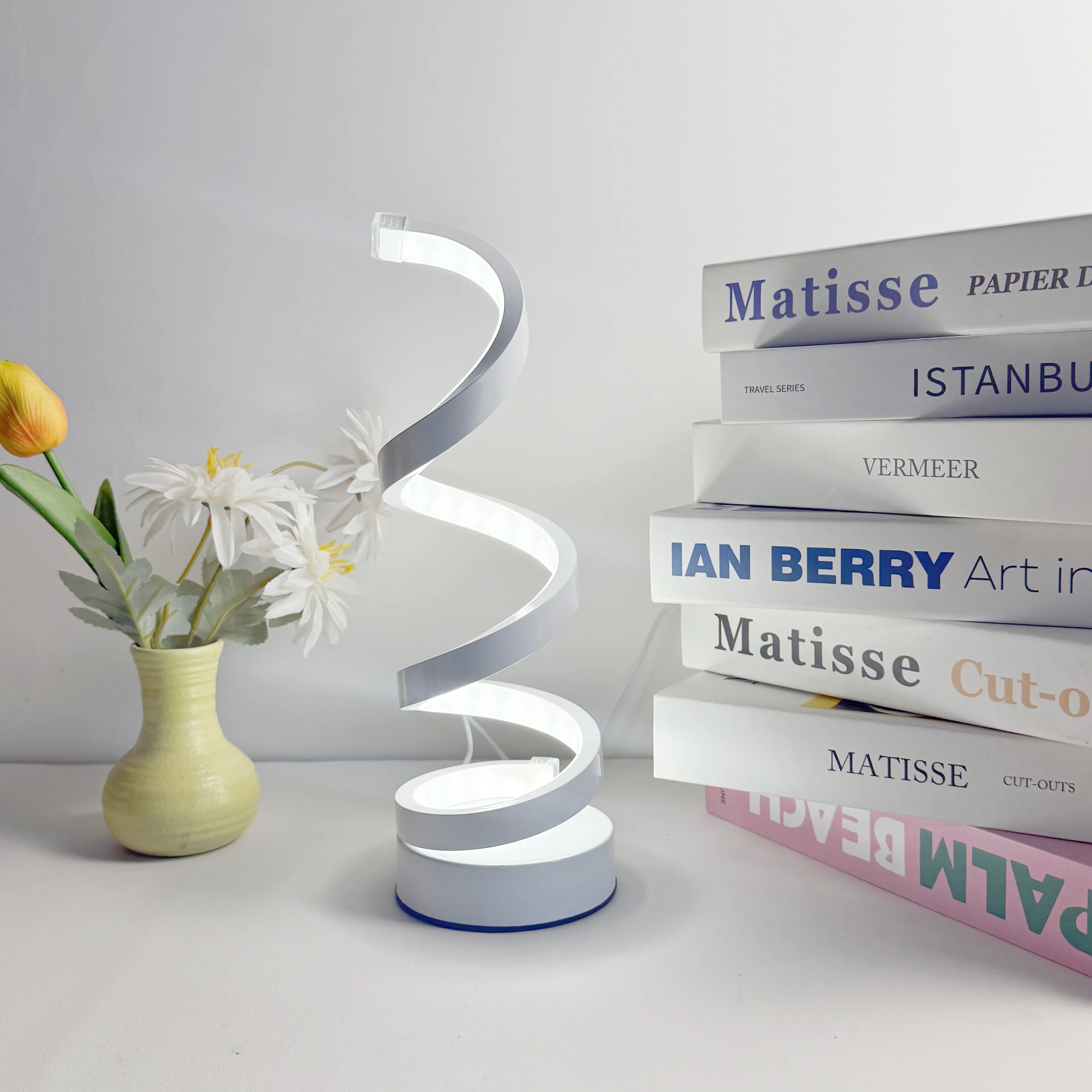 A modern, elegant white spiral desktop lamp, powered by USB with three-color dimming, suitable for various types of rooms.
A modern, elegant white spiral desktop lamp, powered by USB with three-color dimming, suitable for various types of rooms.